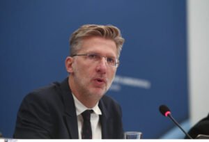 Σκέρτσος: «Είμαστε στον σωστό δρόμο» – Η ανάρτησή του για την ελληνική οικονομία μετά την κρίση