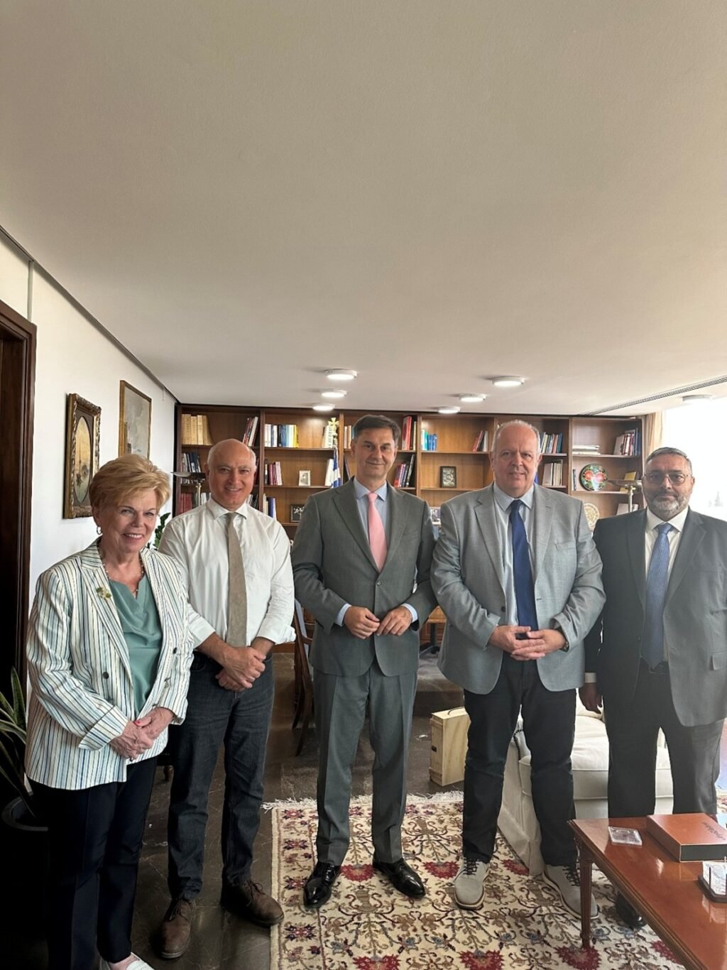 Εξαγωγές: Συνάντηση του ΠΣΕ με τον Χάρη Θεοχάρη για την ενίσχυση της εξωστρέφειας και την αναβάθμιση της