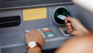 e-ΕΦΚΑ και ΔΥΠΑ: Ποιοι πάνε μέχρι αύριο στα ΑΤΜ – enikonomia.gr