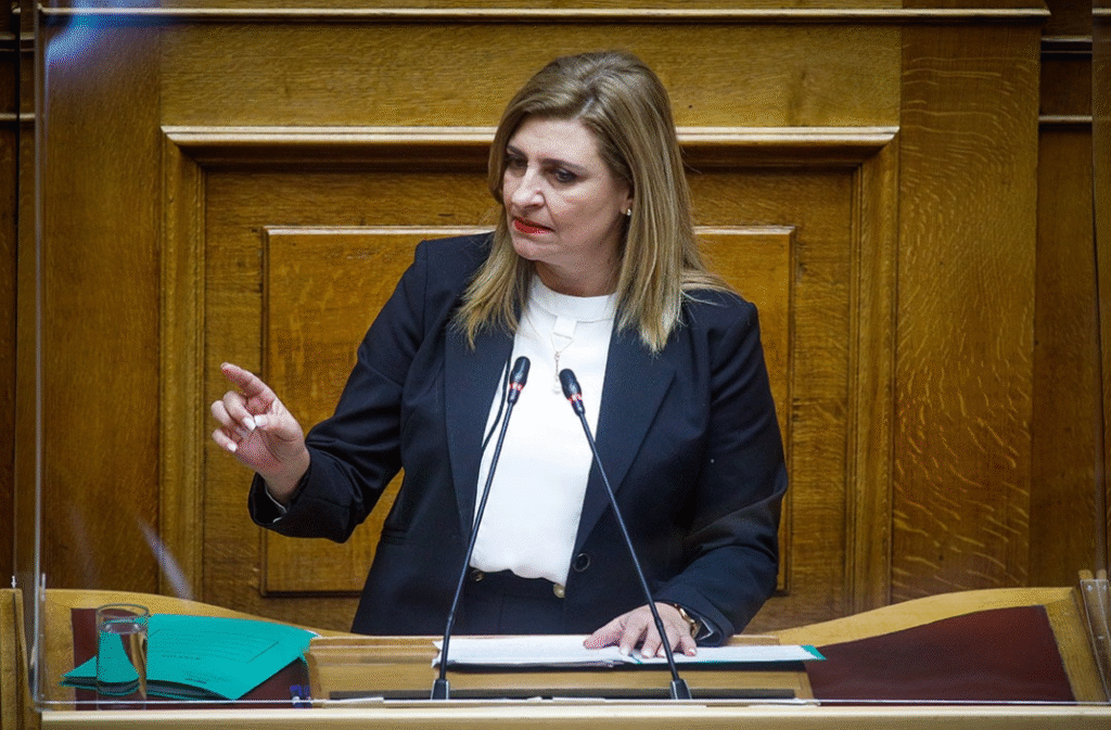 Κόντρα στη Βουλή για την αναφορά Λιακούλη σε «χούντα» – Τι απαντά η βουλευτής του ΠΑΣΟΚ