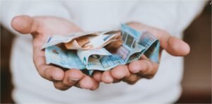 Επίδομα 409 ευρώ από τον ΟΠΕΚΑ: Ποιοι θα λάβουν ολόκληρο το ποσό στις 31 Ιουλίου και ποιοι το μισό –