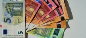 Επιδόματα από e-ΕΦΚΑ και ΔΥΠΑ: Ποια πληρώνονται σήμερα – enikonomia.gr