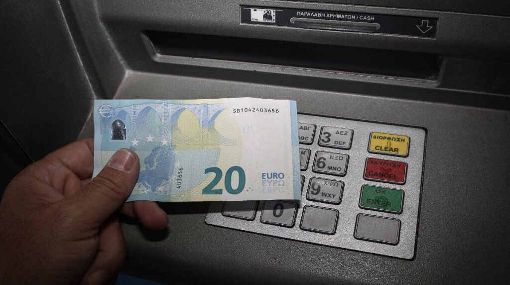 Κυβερνητική παρέμβαση για τα ATM Τραπεζών: «Κανένα παράθυρο χρεώσεων δύο ταχυτήτων δεν πρόκειται να ισχύσει»