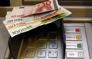 Κυβερνητική παρέμβαση για τα ATM Τραπεζών: «Κανένα παράθυρο χρεώσεων δύο ταχυτήτων δεν πρόκειται να ισχύσει»