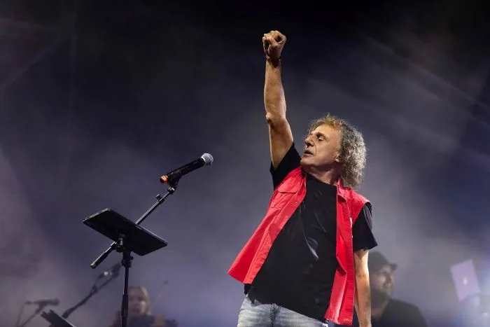 Ο Βασίλης Παπακωνσταντίνου ολοκληρώνει την περιοδεία του στο Θέατρο Βράχων