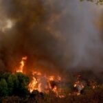 Έντονη πυρκαγιά εκδηλώθηκε σε χορτολιβαδική έκταση στη Σύρο, με την Πυροσβεστική να δίνει μάχη με τις φλόγες