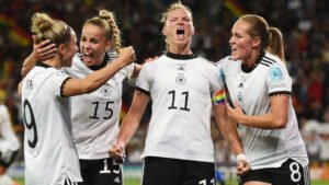 Euro Γυναικών 2025: Μαλλιοτραβήγματα, VAR, παράταση και… στο τέλος νίκη-πρόκριση για τη Γερμανία στα πέναλτι επί της Γαλλίας