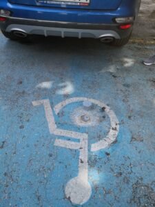 Δ. Ελλάδα: Αυξήθηκε ο αριθμός των οδηγών που εμποδίζουν την ελεύθερη κίνηση πεζών και ΑμεΑ