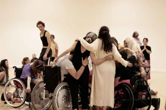 Parliament: Τελευταία εβδομάδα για το έργο του Michael Kliën στο Μουσείο Μπενάκη