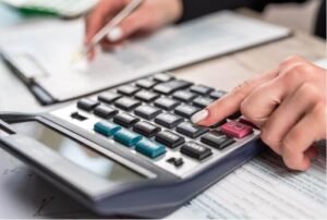 Plum: Οι Έλληνες περιορίζουν τις δαπάνες – Πλήγμα στην εστίαση και τα περιττά έξοδα – enikonomia.gr