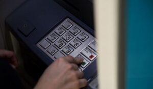 Ένωση Εργαζομένων Καταναλωτών Ελλάδας: Δικαίωση για τους καταναλωτές η κατάργηση των τραπεζικών χρεώσεων –