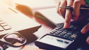 Εξαρθρώθηκε κύκλωμα που αποκόμισε επιστροφές φόρου άνω των 4 εκατ. ευρώ μέσα σε έναν χρόνο – Οι εταιρείες-