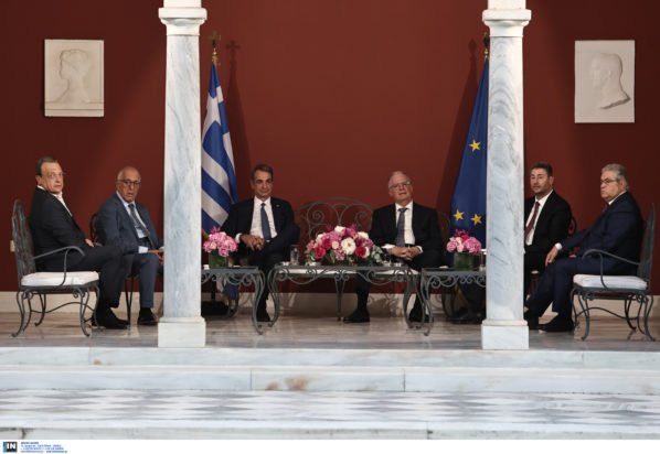 Αμηχανία και «ψυχρό» κλίμα στο Προεδρικό Μέγαρο – Μητσοτάκης: Είναι δύσκολο να προσποιούμαστε όταν μας