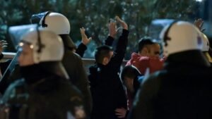 Άγνωστοί επιτέθηκαν σε διμοιρία των ΜΑΤ στη Νέα Φιλαδέλφεια
