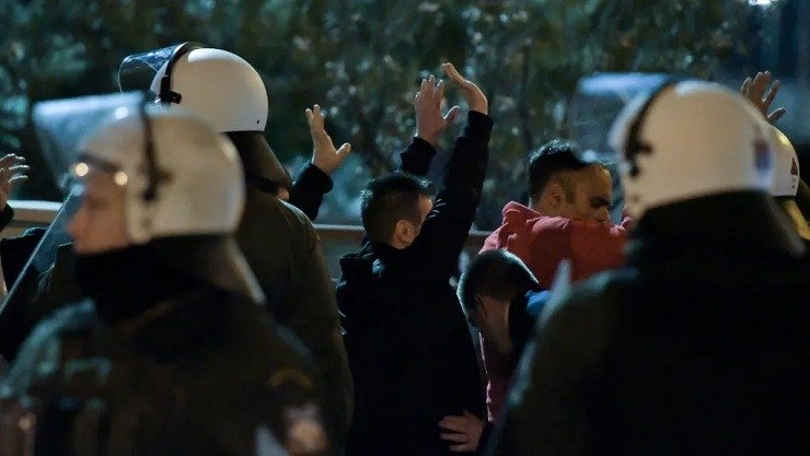 Άγνωστοί επιτέθηκαν σε διμοιρία των ΜΑΤ στη Νέα Φιλαδέλφεια