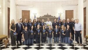 Μητσοτάκης: Συναντήθηκε με τη «χρυσή» εθνική ομάδα πόλο γυναικών