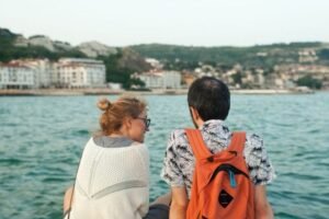 Σε συγγενείς και φίλους κάνει διακοπές το 54% των Ελλήνων!