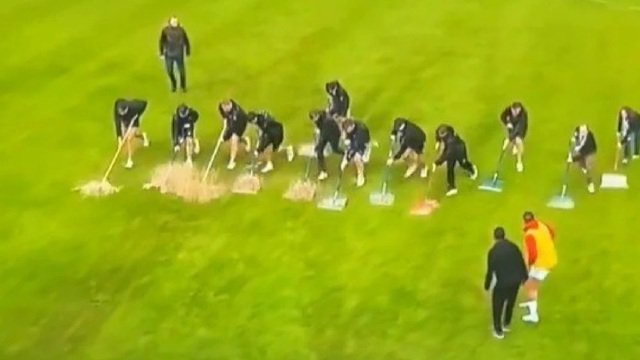 Ελβετία: Οπαδοί πήραν σκούπες για να τραβήξουν το νερό από το χορτάρι!