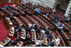 Στα ύψη η αντιπαράθεση στη Βουλή για την υπόθεση του ΟΠΕΚΕΠΕ – Υπερψηφίστηκε με 166 «ναι» η πρόταση της ΝΔ