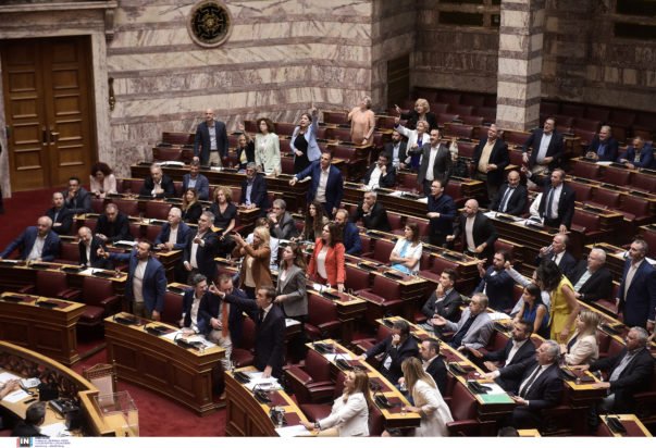 Πολιτική «θύελλα» στη Βουλή: Απορρίφθηκε από τη ΝΔ η πρόταση για Προανακριτική – Τι οδήγησε στην αποχώρηση