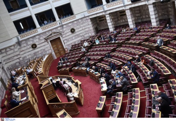 Βουλή: Νέος γύρος αντιπαράθεσης και υψηλοί τόνοι υπό τη σκιά της χθεσινής διαδικασίας ψηφοφορίας για