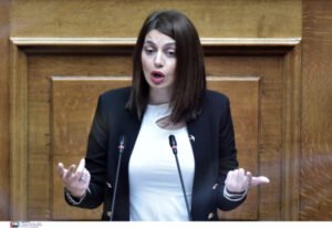 Απατζίδη σε Σδούκου: «Προσπαθεί να κάνει το μαύρο-άσπρο και να διαστρέψει τη θέση, που από την πρώτη στιγμή