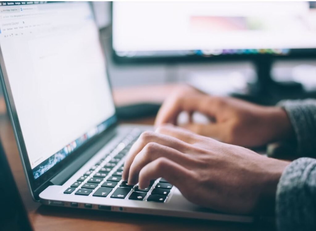 Καλοκαίρι στο γραφείο: 8 στους 10 εργαζόμενους δηλώνουν ότι οι εταιρείες δεν κάνουν τίποτα για την εργασιακή