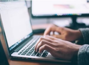 Καλοκαίρι στο γραφείο: 8 στους 10 εργαζόμενους δηλώνουν ότι οι εταιρείες δεν κάνουν τίποτα για την εργασιακή