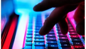 Ποινικό αδίκημα η πρόσβαση σε πειρατικό περιεχόμενο – Βαριά πρόστιμα 10.000 ευρώ και φυλάκιση – enikonomia.gr