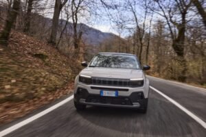 Σχεδόν τα μισά αυτοκίνητα που πωλήθηκαν τον Ιούλιο στην Ελλάδα ήταν υβριδικά