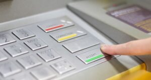 Eμπορικός Σύλλογος Αθηνών: Η μείωση των προμηθειών στις τράπεζες δεν αγγίζει τις μικρομεσαίες επιχειρήσεις –