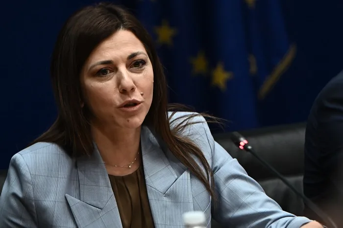 Σοφία Ζαχαράκη: Εξοπλίζουμε με 10.000 απινιδωτές τα σχολεία