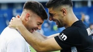Έλληνες του εξωτερικού: Τα χαμόγελα Τζίμα και Κουλιεράκη και το αντάμωμα στο φιλικό της Μπράιτον με τη Βόλφσμπουργκ