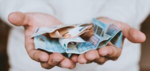 Συντάξεις: Ποιες αλλαγές εξετάζονται στο επίδομα των 250 ευρώ για τους συνταξιούχους και τι αναμένεται να