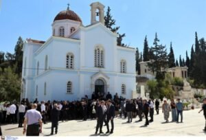 Λένα Σαμαρά: Βουβός θρήνος στο Α’ Νεκροταφείο για την κόρη του πρώην Πρωθυπουργού – Τραγικές φιγούρες οι