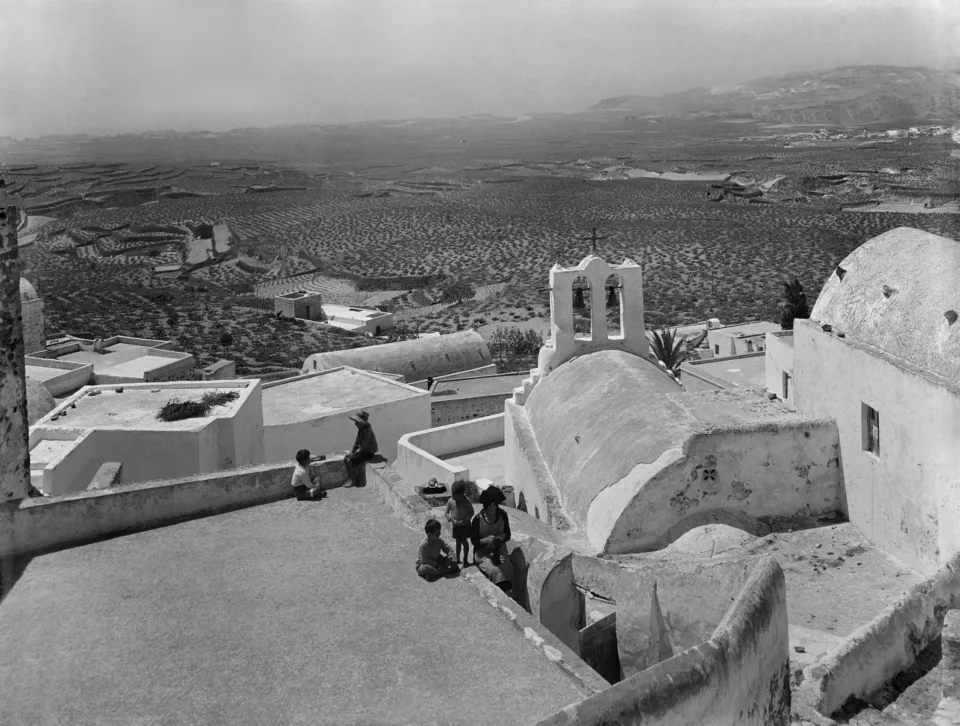 Έκθεση με εικόνες της Σαντορίνης, πριν τον καταστροφικό σεισμό του 1956 από τον φακό της Nelly’s