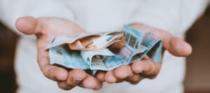 Νέα έρευνα αποκαλύπτει πού ξοδεύουν οι Έλληνες 499 ευρώ το… δευτερόλεπτο – enikonomia.gr