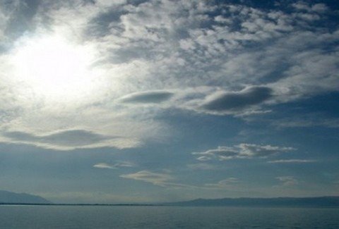 Καιρός: Τοπικές βροχές και θερμοκρασία έως 34 βαθμούς Κελσίου