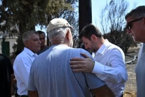 Ανδρουλάκης από Πάτρα: «Εξοργιστική η αναποτελεσματικότητα της κυβέρνησης – Η φωτιά μπήκε σε συνοικίες της