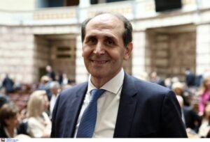 Απόστολος Βεσυρόπουλος: Βοήθησε να τοποθετηθούν 2.000 απινιδωτές σε σχολεία και κοινότητες – Δεν υπήρχε η