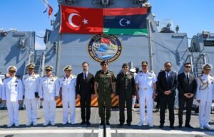 Σφιχτός εναγκαλισμός Ερντογάν – Χαφτάρ: Τουρκική κορβέτα στη Λιβύη και επίσκεψη του αρχηγού της ΜΙΤ