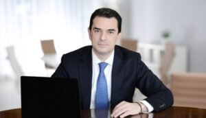 Σκρέκας: Η υπεραπόδοση της οικονομίας έχει αντίκρισμα στο πορτοφόλι του κάθε νοικοκυριού