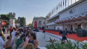Αυλαία για το Φεστιβάλ Βενετίας 2025: Σήμερα το Bugonia του Λάνθιμου, ποιοι άλλοι Έλληνες σκηνοθέτες δίνουν το παρών