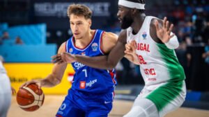 EuroBasket 2025: “Πονοκέφαλος” για τη Σερβία, αποχώρησε τραυματίας ο Μπογκντάνοβιτς