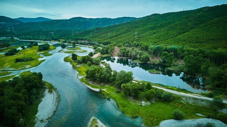 «Παπα-Drone»: Viral ο ιερέας που αναδεικνύει τον τόπο του μέσα από το YouTube