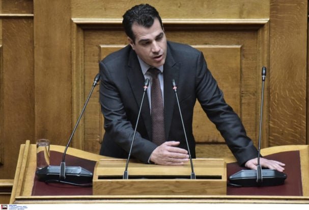 Πλεύρης: Με το προηγούμενο καθεστώς η εξέταση εκκρεμών αιτήσεων για άδεια παραμονής για «εξαιρετικούς λόγους»