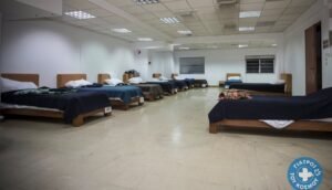 Απάντηση του Δήμου Αθηναίων στον Κώστα Μπακογιάννη: Όλη η αλήθεια για το Υπνωτήριο των Γιατρών του Κόσμου