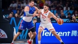 Eurobasket 2025,  Τουρκία – Σερβία 95-90: Ο Σενγκούν κέρδισε την… τιτανομαχία με τον Γιόκιτς και της χάρισε την πρώτη θέση!