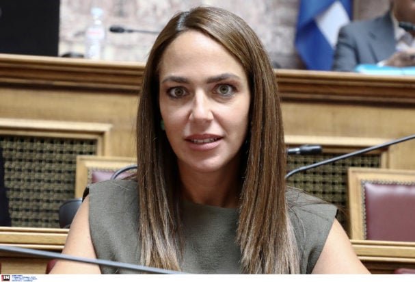 Μιχαηλίδου: Ισοβιότητα αποκτούν οι τρίτεκνοι γονείς – Σταδιακή σύγκλιση τριτέκνων-πολυτέκνων