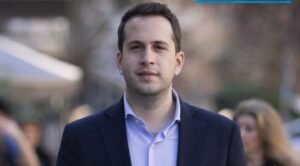Θα αυξηθεί το επίδομα των συνταξιούχων από τα 250 ευρώ στα 400 ευρώ; Τι απαντά ο Τσάπαλος και τι λέει για